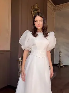 Abito lungo bianco elegante con maniche a sbuffo e una vita decorata per donne moderne