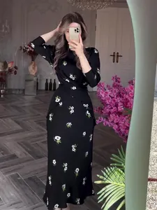 Robe longue élégante à manches longues et imprimé floral noir avec col rond pour femme