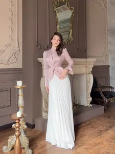 Elegante roze blazer met lange mouwen en een witte geplooide maxi-jurk voor de herfstmode