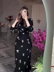 Robe noire élégante à manches longues et imprimé floral avec col rond pour l'été