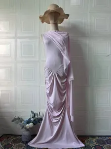 Elegante vestido largo rosa sin mangas con cintura fruncida y tela drapeada en el hombro