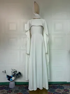 Ganzkörperansicht eines eleganten weißen Kleides mit perlenbesetzten Umhangärmeln.