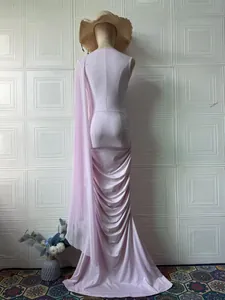 Vestido de noche sin mangas color lavanda con capa drapeada y falda larga fruncida