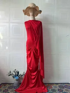 Vista de cuerpo completo de un lujoso vestido de noche rojo sin mangas en un maniquí.