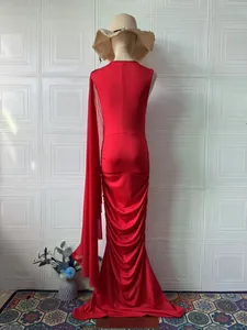 Vista trasera de un elegante vestido de noche rojo sin mangas con drapeado lateral largo