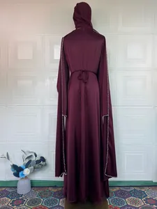 Elegantes kastanienbraunes Maxikleid von hinten mit feinem Perlenbesatz an den Ärmeln