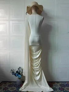 Detalle posterior de un elegante vestido de noche marfil sin mangas con volantes drapeados