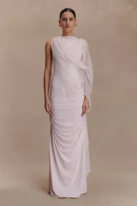 Elegante vestido largo rosa sin mangas con escote drapeado asimétrico y cintura fruncida