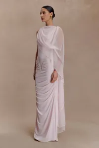Elegante vestido de noche rosa pálido sin mangas con capa drapeada transparente