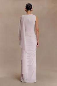 Vista detallada de la espalda de un elegante vestido de noche largo sin mangas lila