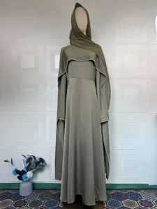 Vorderansicht eines eleganten olivgrünen Abaya-Kleides mit Perlenbesatz und passendem Hijab