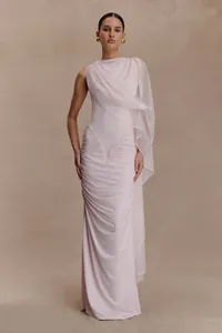 Vista detallada de un elegante vestido de noche sin mangas rosa claro con diseño fruncido