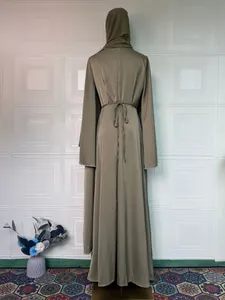 Elegantes olivgrünes Langarm-Maxikleid Abaya mit Perlenverzierung in der Rückansicht