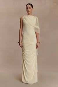 Elegante vestido de noche largo amarillo pálido sin mangas con detalles fruncidos y drapeado