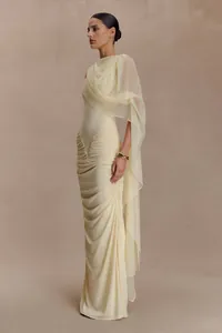 Elegante vestido de noche amarillo pálido con drapeados asimétricos y fruncidos.