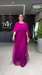 Detailweergave van elegante magenta geplooide maxi-jurk met bijpassende cape-overlay