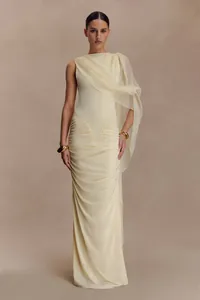 Elegante vestido largo sin mangas crema con drapeado lateral y detalles fruncidos