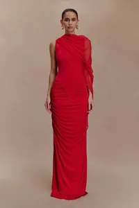 Vista detallada de un elegante vestido de noche rojo sin mangas con cintura fruncida y drapeado.