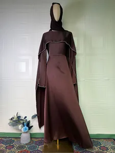 Elegantes schokobraunes Satinkleid mit perlenbesetzten Cape-Ärmeln und passendem Hijab