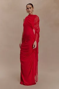 Vista detallada de un elegante vestido de noche rojo drapeado sin mangas