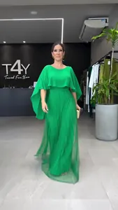 Elegante felgroene maxi-jurk met cape-mouwen en een verfijnd ontwerp met geplooide rok