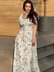 Elegante abito lungo estivo bianco con stampa floreale blu e maniche a sbuffo