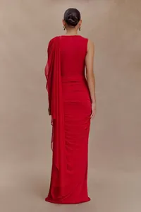 Vista trasera de un elegante vestido de noche rojo sin mangas con drapeado
