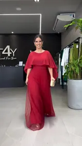 Elegante rode geplooide maxi-jurk met een vloeiend chiffon cape-overlay ontwerp