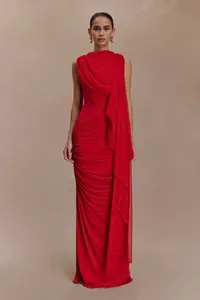 Elegante vestido de noche rojo sin mangas con cuello drapeado y detalle en cascada.