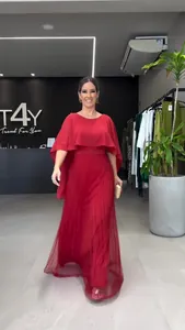 Elegante rode maxi-jurk met cape-mouwen en een geplooide vloeiende rok voor feestjes