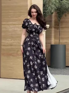 Vista dettagliata di un vestito lungo a fiori vintage con maniche a sbuffo da donna nero
