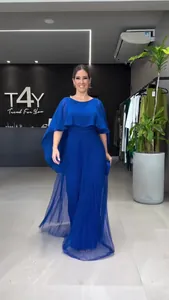 Koningsblauwe avondjurk met geplooide rok en elegante cape-mouwen voor dames