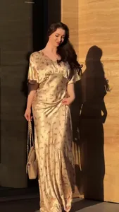 Elegante abito lungo in raso champagne a fiori con maniche corte in stile vintage