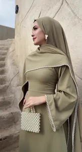 Elegantes olivgrünes Abendkleid mit langen Ärmeln und zartem Perlenbesatz