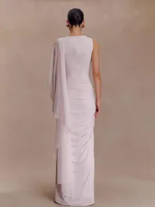 Elegante lichtroze mouwloze avondjurk met gedrapeerde schouder en geplooide taille