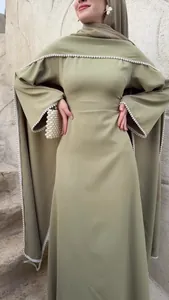 Elegantes salbeigrünes langes Kleid mit luxuriösem Perlenbesatz und fließendem Stoff