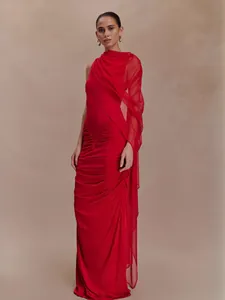 Elegante rode mouwloze avondjurk met ruches en prachtige asymmetrische draperie.