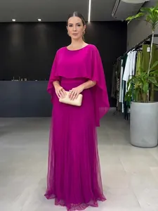 Elegante fuchsia maxi-jurk in grote maten met cape mouwen en een zeer zwierige rok.