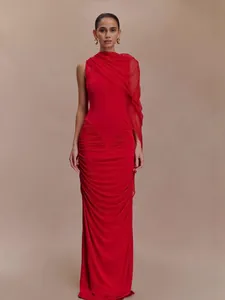 Elegante rode mouwloze galajurk met gedrapeerde details en transparante schoudersjaal