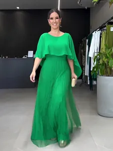 Elegante groene plus size maxi-jurk met sjaal-capelet en zwierige wijde vloeiende rok