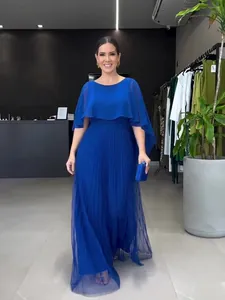 Elegante koningsblauwe geplooide maxi-jurk in grote maten met een bijpassende cape