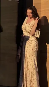 Elegante abito lungo floreale vintage con finitura satinata e maniche corte alla luce