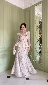 Elegante set floreale due pezzi con top peplo a maniche lunghe e gonna lunga coordinata