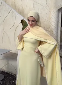 Elegantes gelbes Langarm-Abendkleid mit Perlenbesatz, inklusive passendem Hijab
