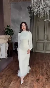 Elegante witte Hepburn-stijl avondjurk met lantaarnmouwen en luxe veren aan de zoomrand