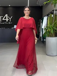 Elegante rode maxi-jurk in grote maten met cape-mouwen en plooirok