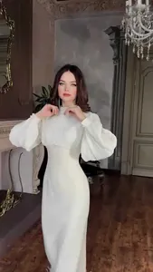 Gedetailleerd overzicht van een elegante witte slank passende jurk in Hepburn-stijl