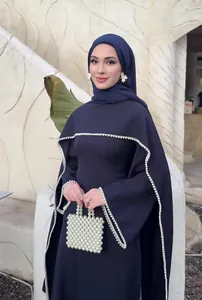 Elegantes marineblaues Langarmkleid mit perlenbesetztem Cape und passendem Hidschab