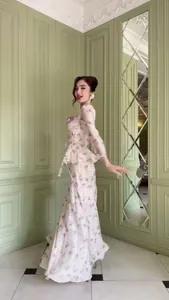 Elegante set di top con baschina e gonna lunga con stampa floreale per la primavera