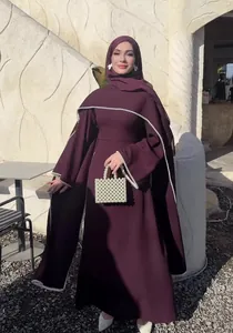 Elegantes lila langärmeliges Kleid mit weißem Perlenbesatz und passendem Hijab